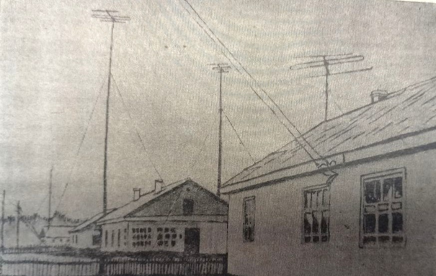 Десятки новых многоквартирных домов  выстроены на отделениях совхоза "Боевой". Над ними, как мачты кораблей, поднимаются в голубое небо телевизионные антенны.... На снимке П. Игнатенко: новая улица на Северном отделении совхоза "Боевой". 7 ноября 1965 года.