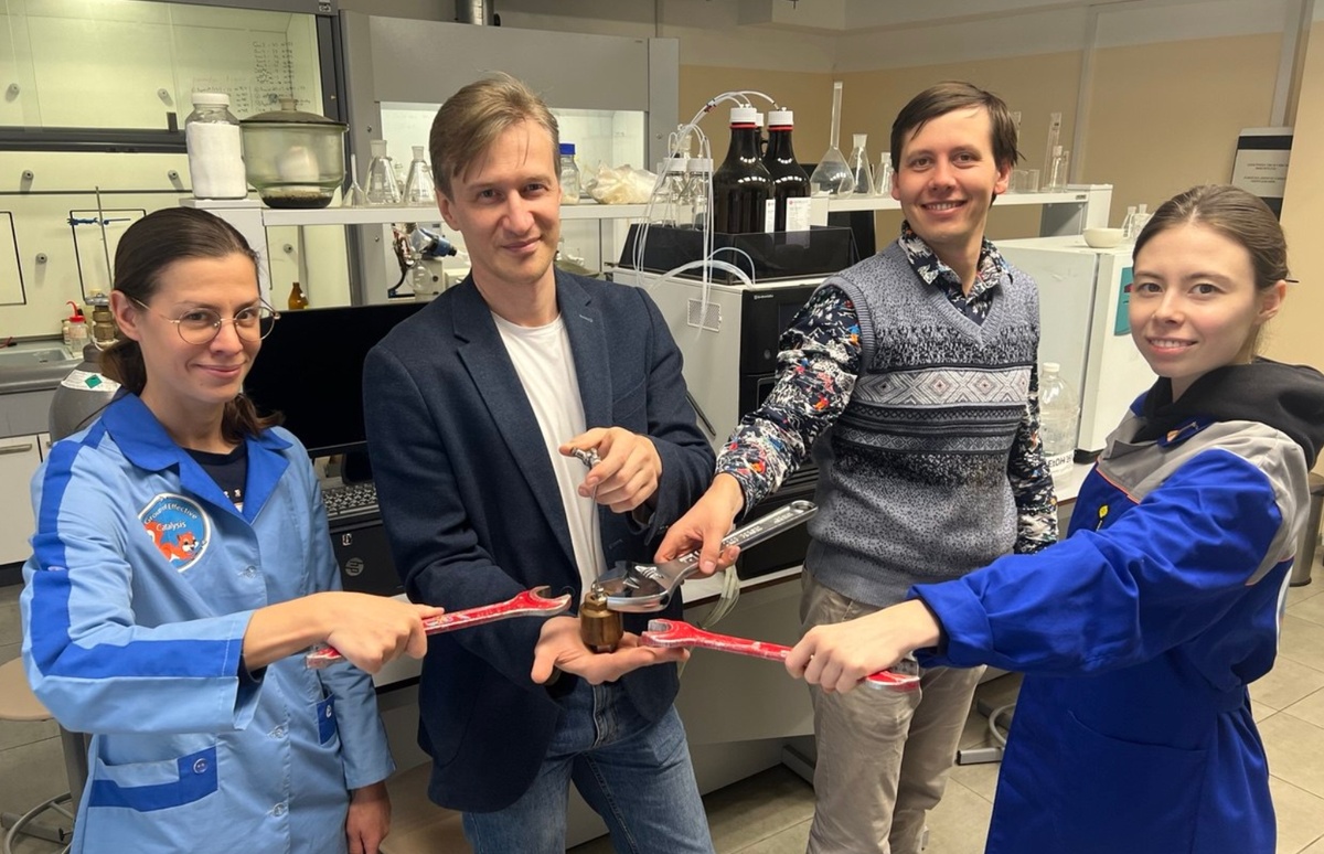 Авторы исследования, лаборатория эффективного катализа №103 Института элементоорганических соединений им. А.Н. Несмеянова Российской академии наук. Слева направо: к.х.н. Подъячева Е.С., д.х.н. Чусов Д.А., к.х.н. Афанасьев О.И., Балалаева А.И. Источник: Авторы исследования