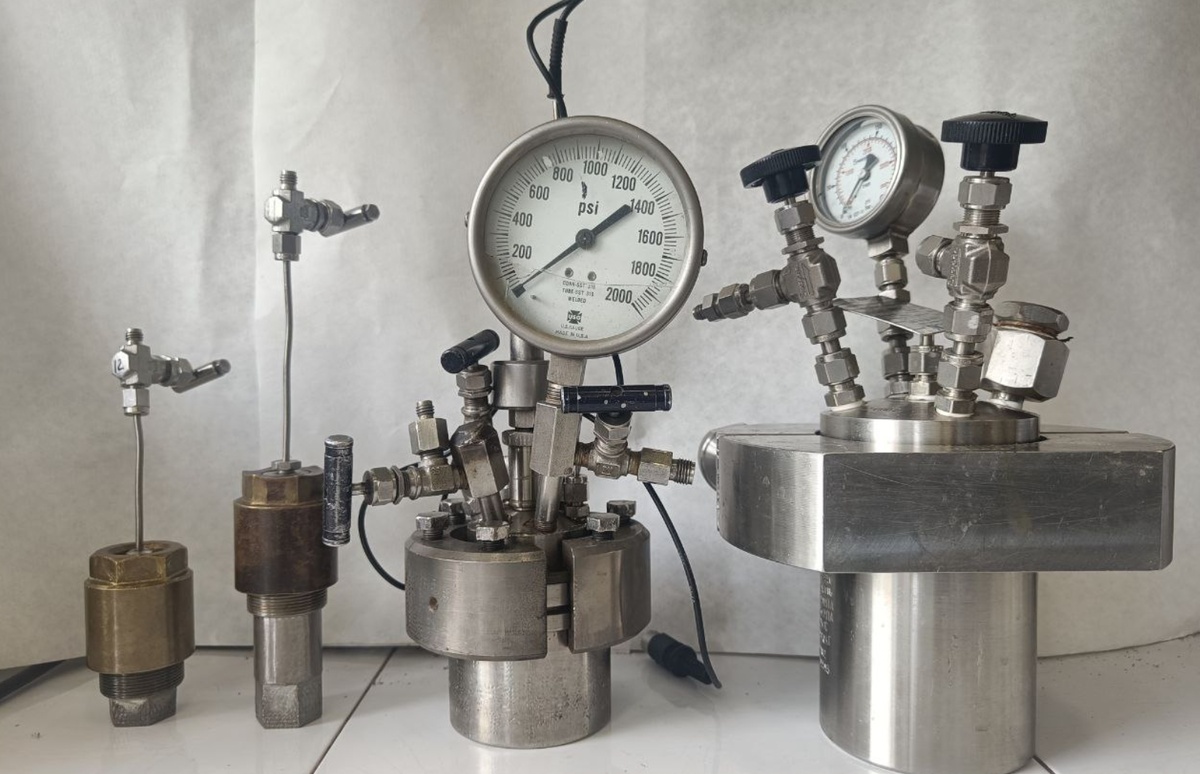 Автоклавы для проведения реакции восстановительного алкилирования под давлением конвертерного газа. Источник: Авторы исследования