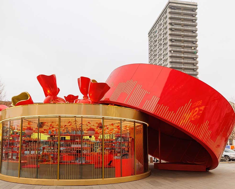 Например, на ул. Новый Арбат в рамках проекта "Зеленый маркет" размещен арт-павильон в виде коробки конфет, где можно приобрести кондитерские изделия от московских производителей, а также чай и кофе