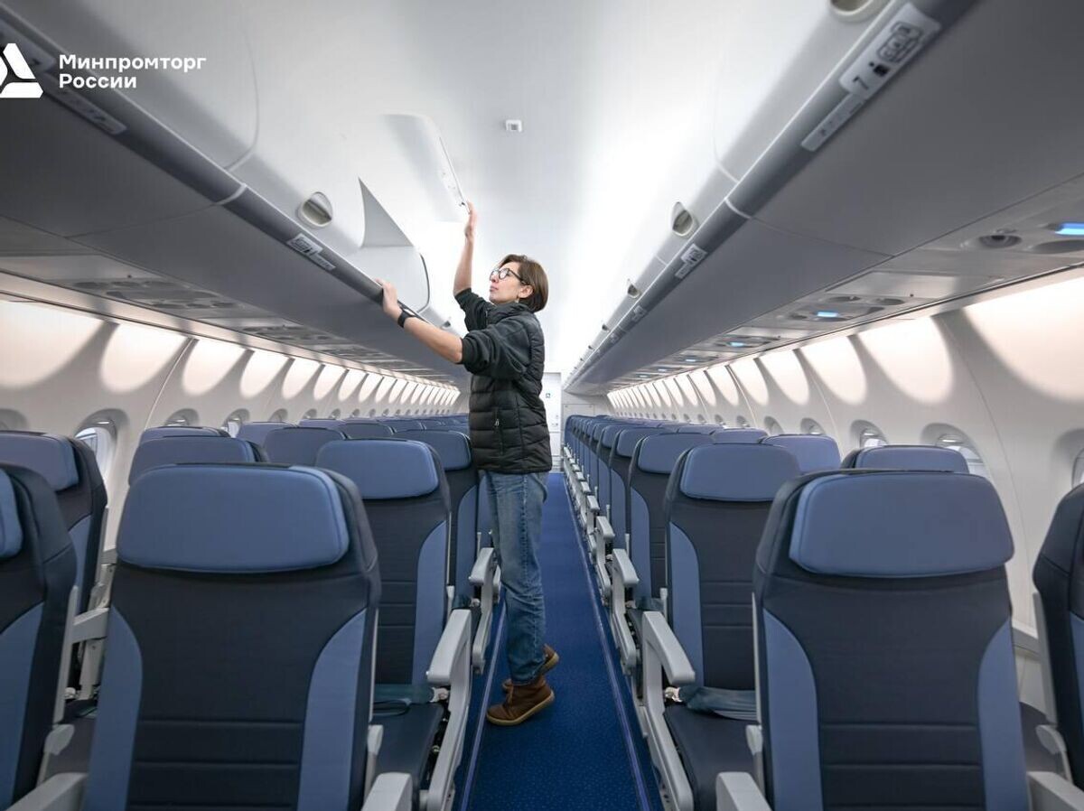  Полностью собранный по серийной технологии импортозамещенный самолет Superjet 100 | © Фото : минпромторг России/Telegram