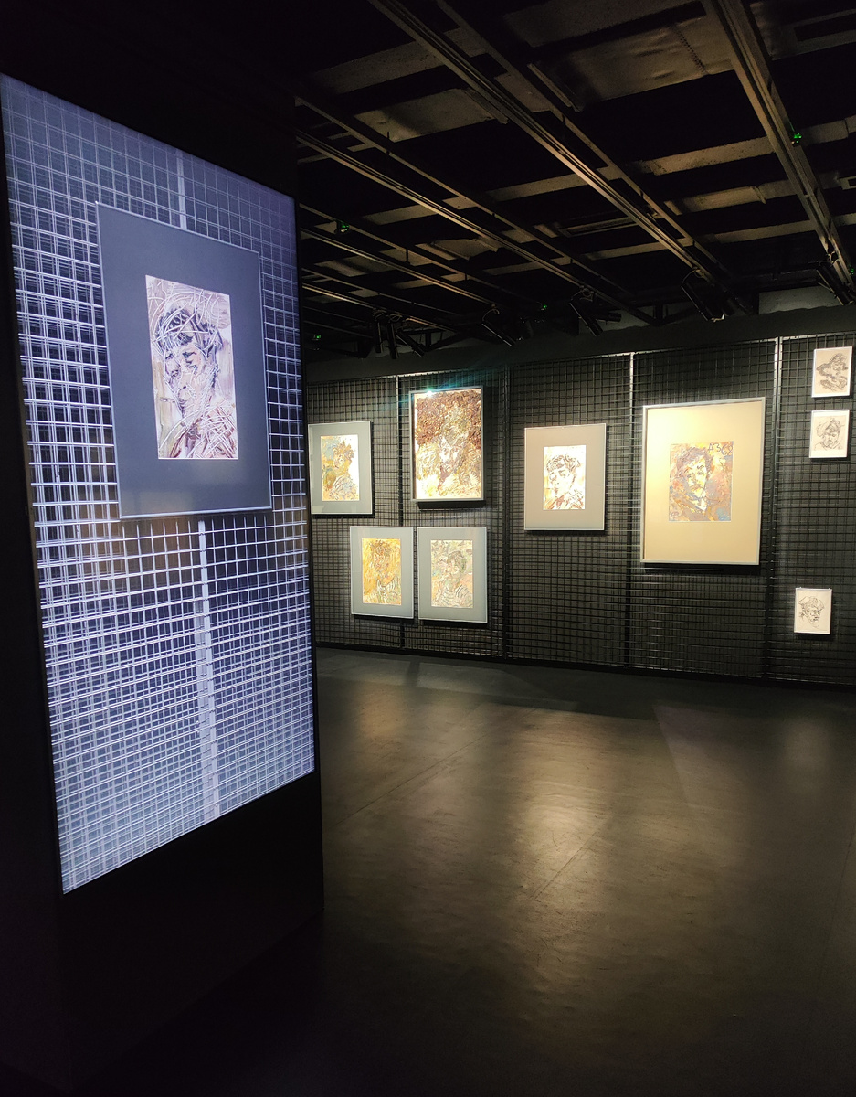 Фото автора. Второй этаж - единственный, где можно рассмотреть работы.