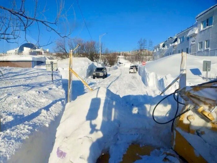 Сугробы вдоль дорог поднялись на высоту более пяти метров/ фото: телеграм-канал администрации Петропавловск-Камчатского городского округа