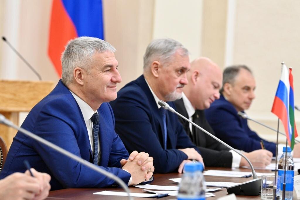    Встреча главы Карелии Артура Парфенчикова и посла Республики Азербайджана Рахмана Мустафаева. Фото: "Республика"/ Оксана Кудряшова