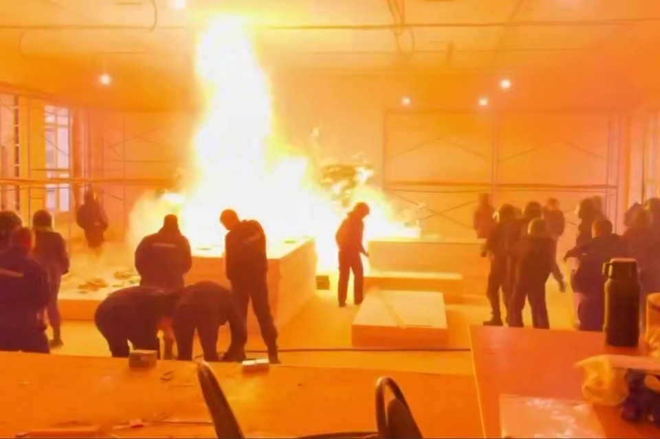    На кадрах видно, как взрыв и возгорание в аудитории застали курсантов врасплох.