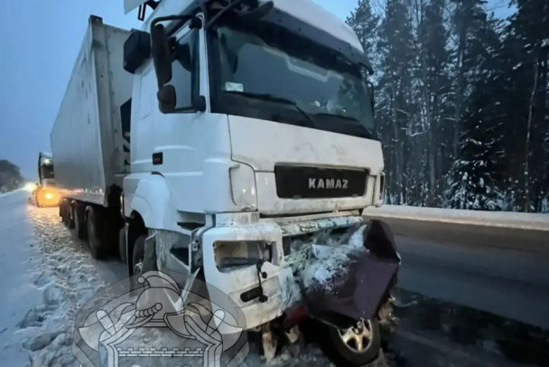    Два человека погибли в столкновении иномарки и «КамАЗа» на трассе «Кола»© ГКУ «ЛЕНОБЛПОЖСПАС»