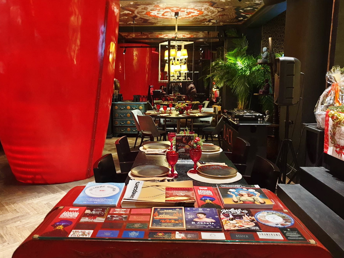 Общий вид зала ресторана Black Thai. Ракурс от входа, первый этаж