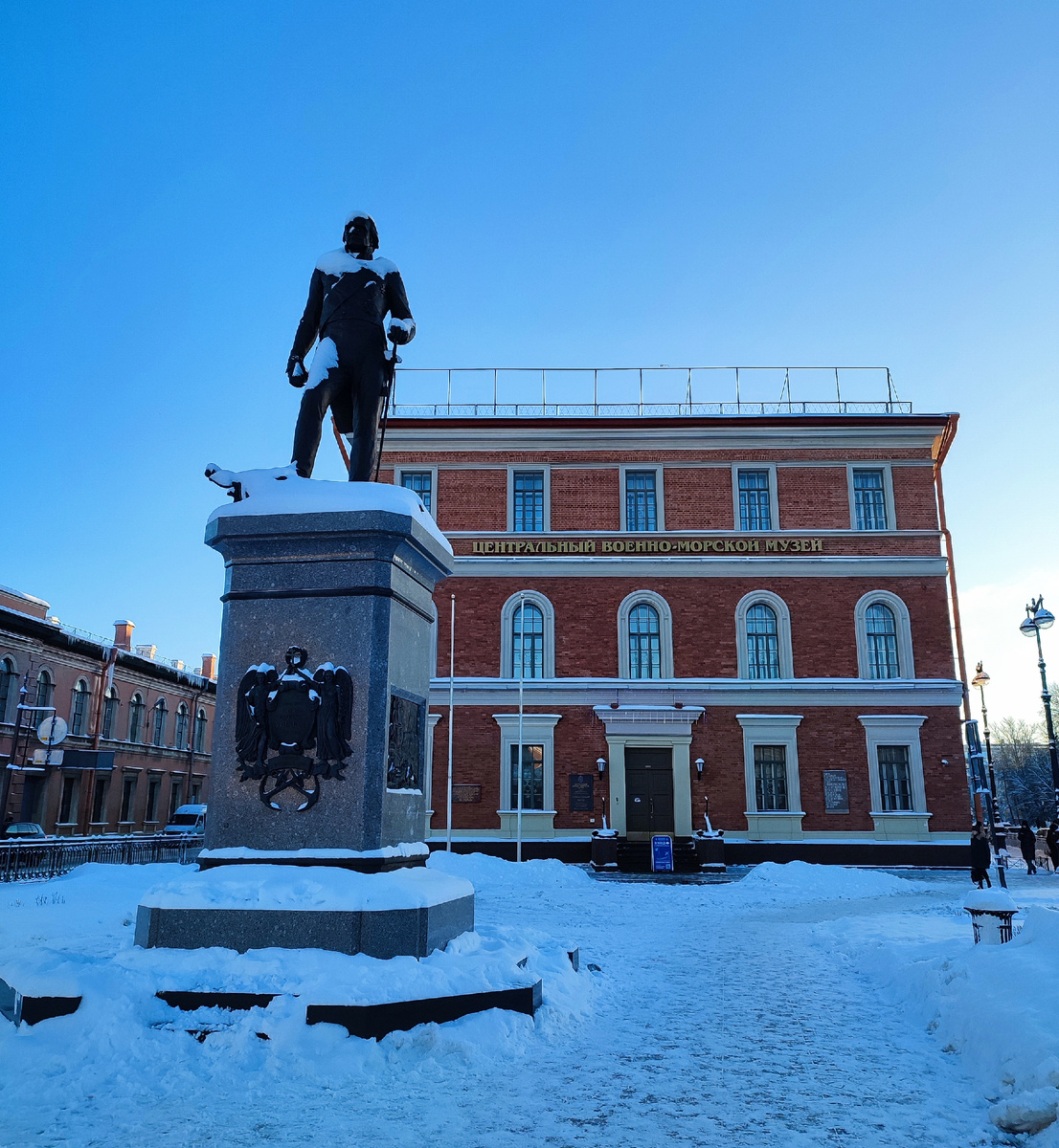 Памятник Петру Великому у здания музея 
