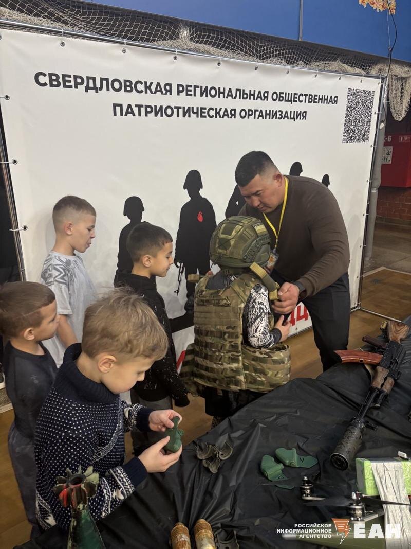    Детям показывали экипировку солдат