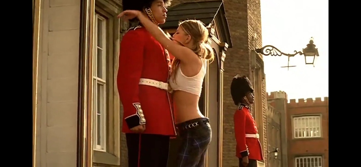 Кадр из клипа Fergie на London Bridge 