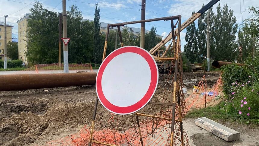 В Омске уже 5 дней никто не ремонтирует провал на дороге