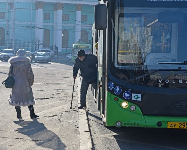     Жители Курского района пожаловались на часовые задержки автобусов