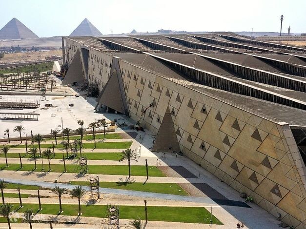 Недалеко от музея находятся пирамиды Гизы