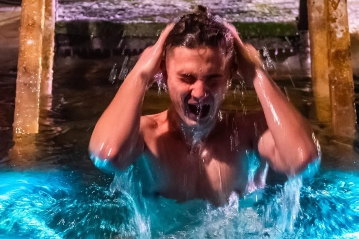    В Липецкой области 1393 жителя окунулись в купели и проруби на Крещение