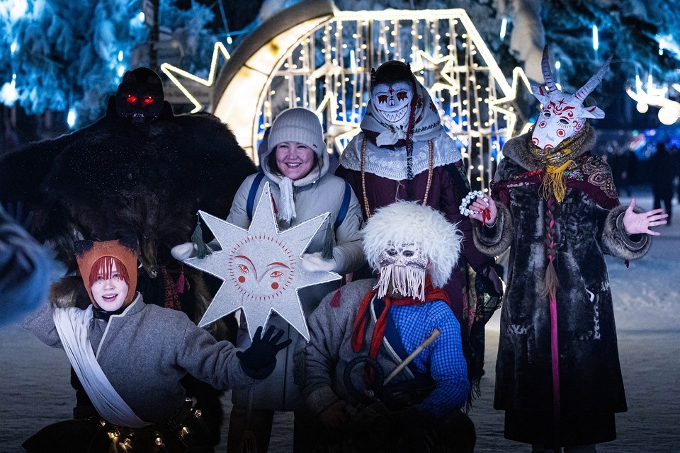    По Стефановской площади прошла… поющая коза, а за ней пробежал огромный медведь со светящимися глазами! Фото: НАРЛ.