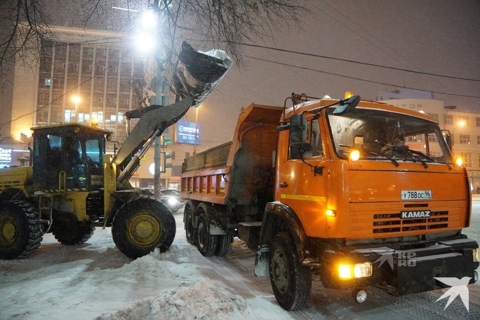    Дорожники за сутки израсходовали 4,3 тысячи кубометров противогололедных материалов на свердловские трассы Алексей БУЛАТОВ