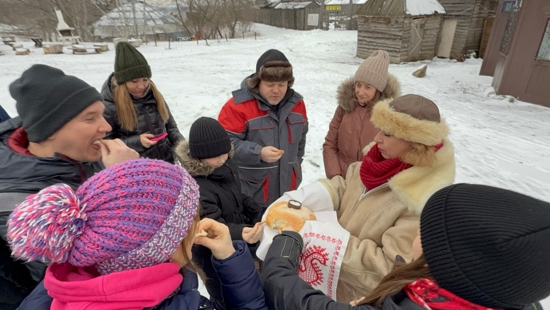 Команду «Жако» в Богатырской Слободе по русской традиции встретили хлебом и солью