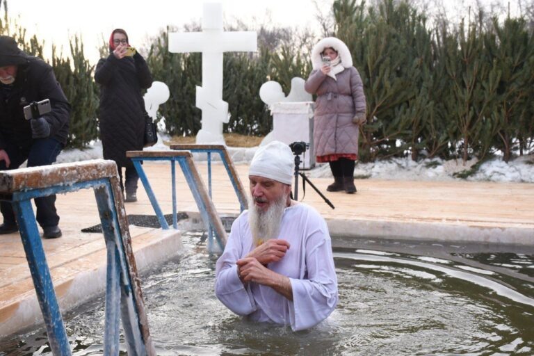    В Оренбурге митрополит Пётр принял участие в крещенском купании Оренбуржье