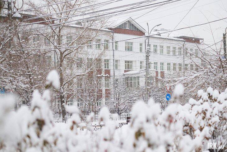Вопрос, который мучает всех родителей сейчас: при какой же все-таки температуре детям можно не идти в школу