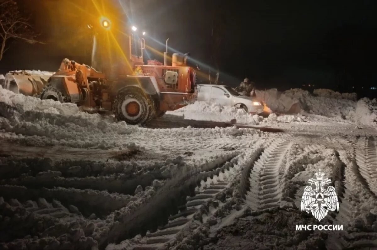    В Крыму спасатели освободили из снежного плена четыре автомобиля