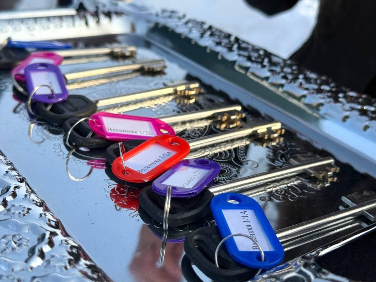    В Калинихе детям-сиротам вручили ключи от новых квартир