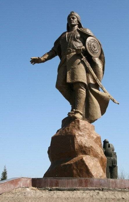 Памятник Джелал ад-Дину в узбекском городе Ургенч.