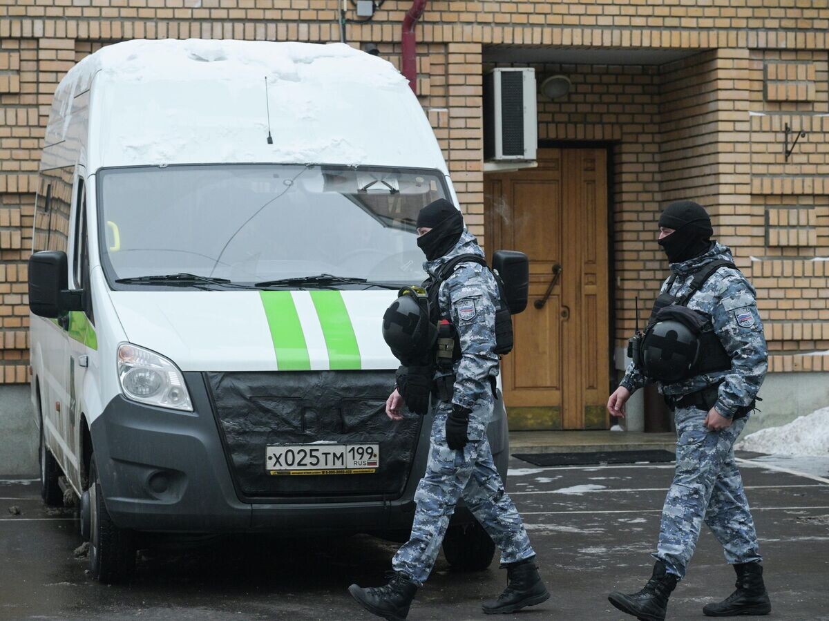    Сотрудники Федеральной службы судебных приставов у дома в Хамовническом районе Москвы, где находится квартира, которую певица Лариса Долина продала Полине Лурье | © РИА Новости / Алексей Никольский