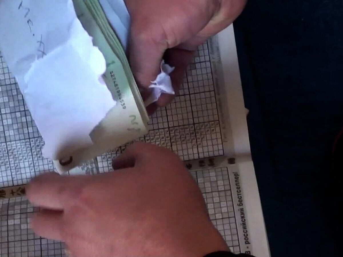    Сборник сканвордов, в котором шведский шпион хранил три тысячи евро | © fsb.ru