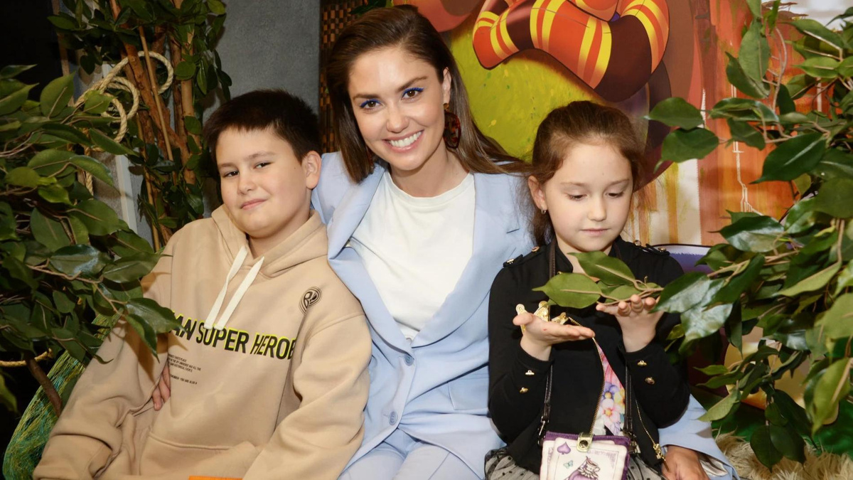    Агата Муцениеце с сыном Тимофеем и дочерью Мией. Фото: Legion-Media