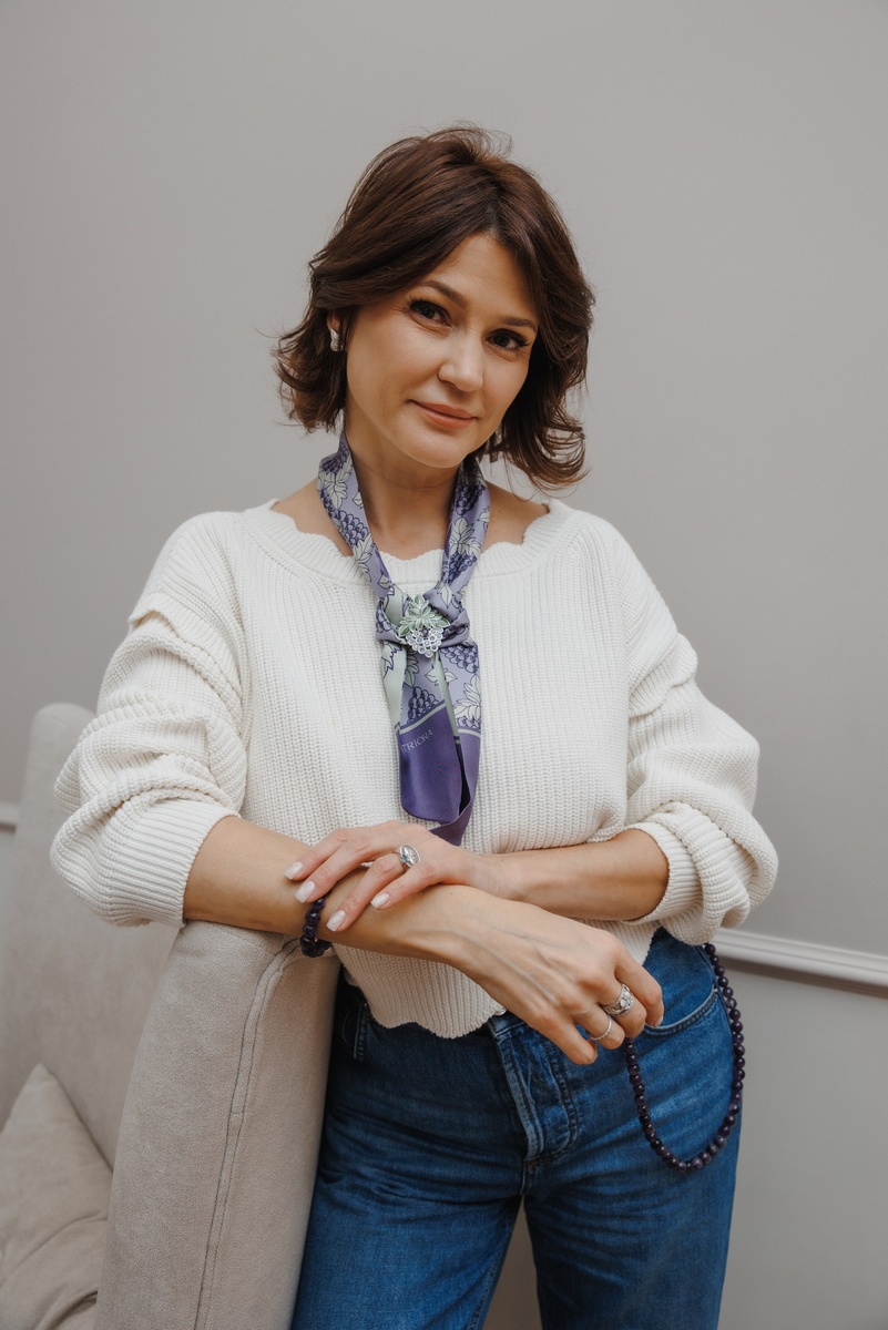 Бренд TRIORA, коллекция Италия: колье из натурального аметиста, дизайнерская брошь "Виноградная лоза" и шелковый шарфик Твилли