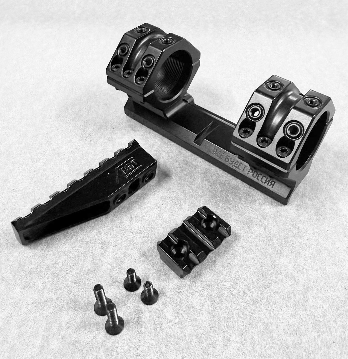 На фотографии моноблок с планками пикатини (планки совершенно случайно подходят к моноблокам производства компании Spuhr.