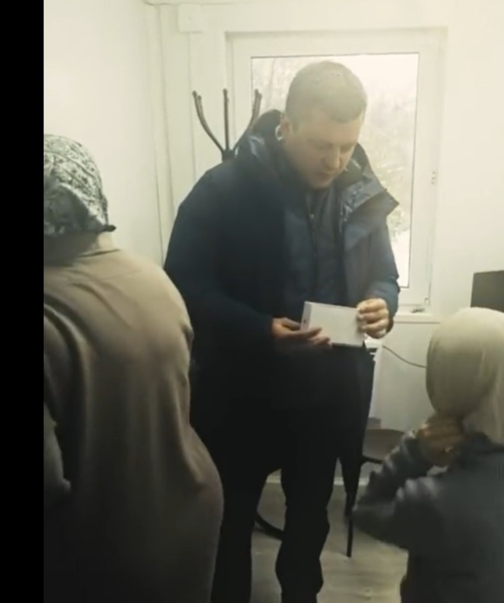 Мэр Уфы подарил iPhone девочке из приюта