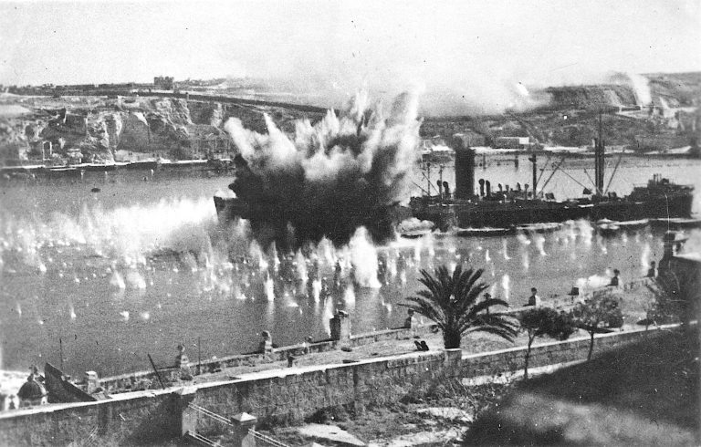 Транспорт «Талабот» из состава британского конвоя M.W.10 под ударом немецких пикирующих бомбардировщиков Юнкерс Ю-87 в гавани Мальты