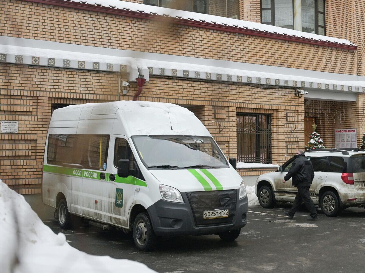    Автомобиль Федеральной службы судебных приставов у дома в Хамовническом районе Москвы, где находится квартира, которую певица Лариса Долина продала Полине Лурье | © РИА Новости / Алексей Никольский