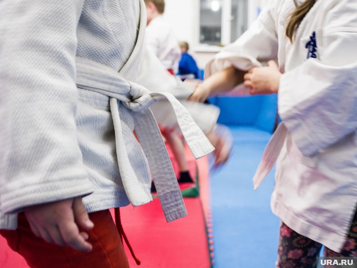     Тренер работал в тяжелые годы развала СССР и сумел воспитать немало достойных спортсменов