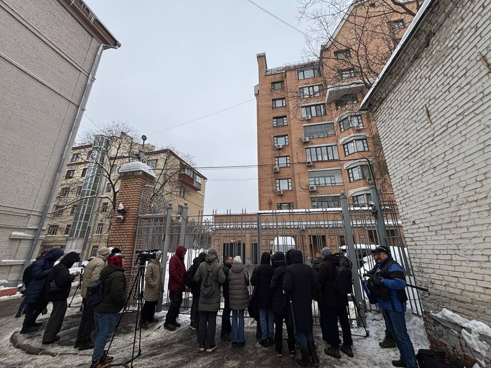    Обстановка возле дома, где находится квартира Долиной. Фото: предоставлено "КП"