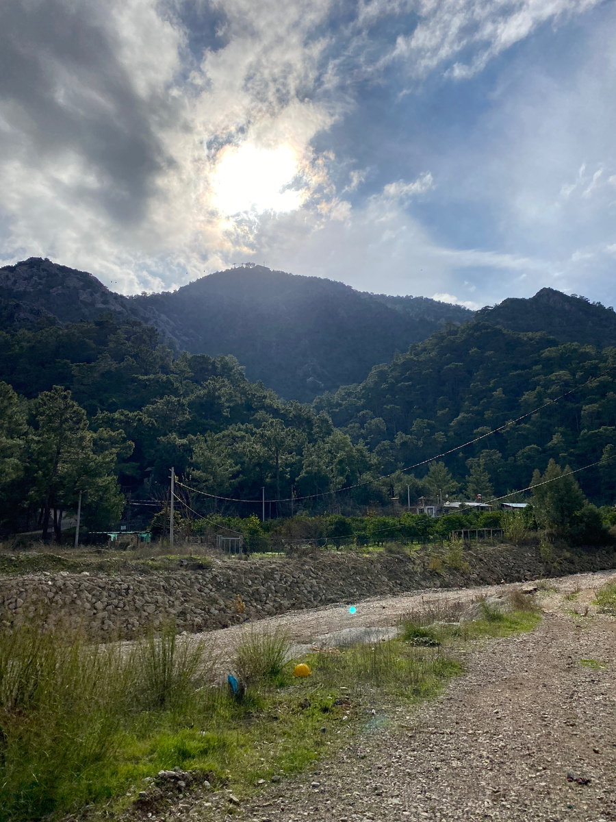 Вот она гора, видно на верху постройку, там было кафе. Фото сделано с другого маршрута