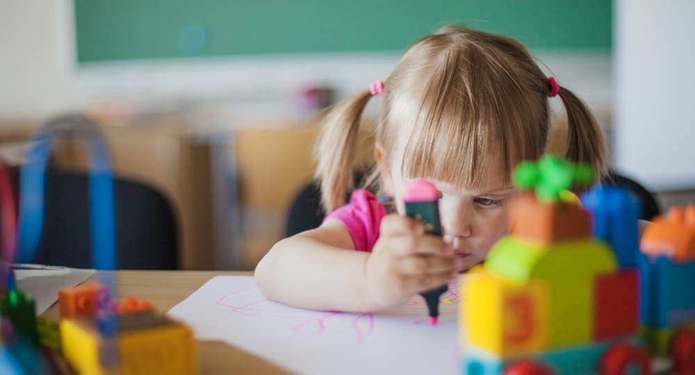 Работу детсадов в России предложили продлить до 20:00