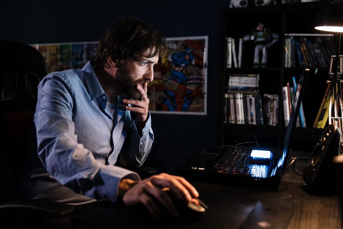 Кадр из сериала "#мартимёртв" (источник: https://ru.kinorium.com/2269615/gallery/?photo=51806212) 