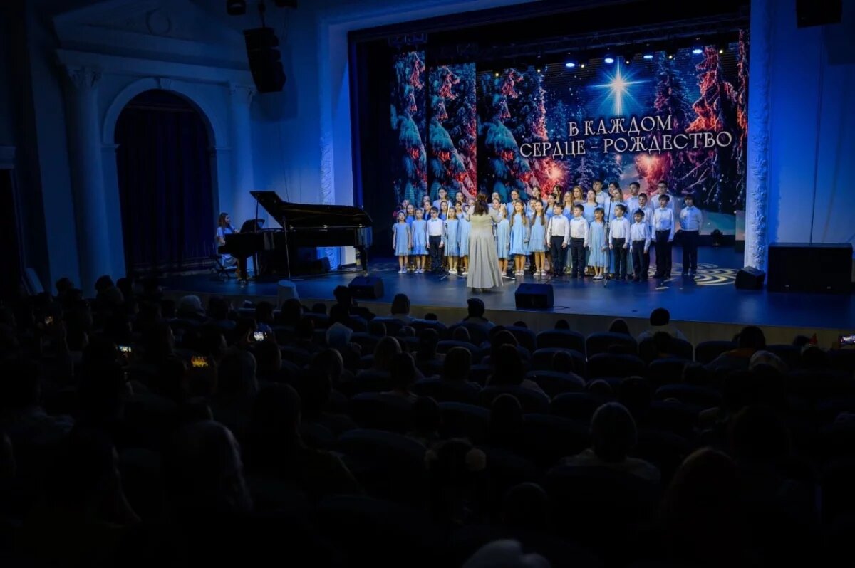    В ГКЦ Пскова прошла Архиерейская Рождественская елка для детей