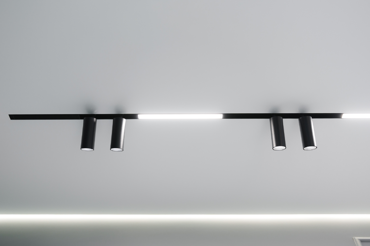 Магнитный трек со встроенными светильниками, которые смонтированы заподлицо с пленкой ПВХ