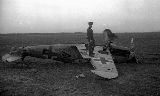 Евгений Халдей. Сбитый немецкий самолет Мессершмитт Bf.109