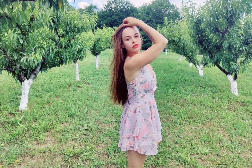    По словам нашей собеседницы, мужчина открыл дверь в кабинет № 14 и запихал туда девушку. Фото: соцсети