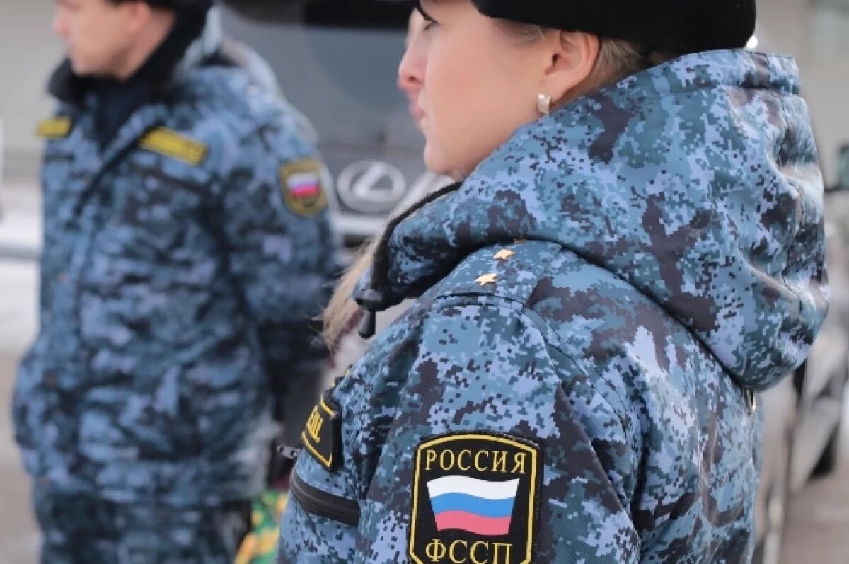    Приставы вскрыли дверь квартиры Долиной