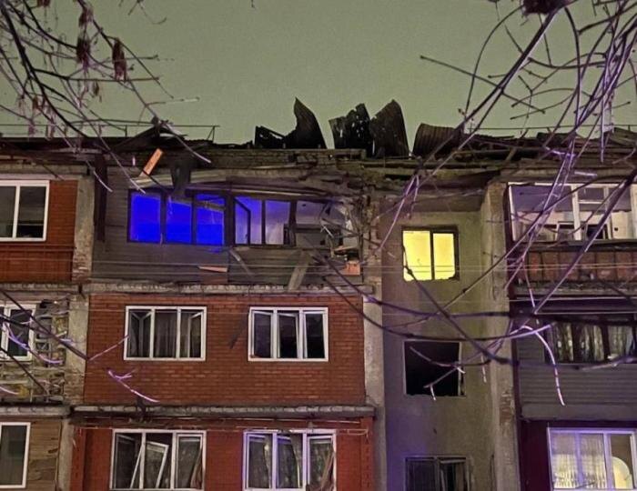 Укронацисты накануне атаковали Беслан. Обломки вражеского дрона упали на пятиэтажный дом – в здании повреждена крыша, выбиты окна. Ранены трое мирных жителей, двое из которых – дети, источник Телеграм-канал Военкор Котенок