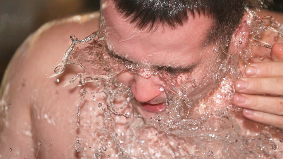 Мужчина во время купания.📷Фото: Роман Яровицын / Коммерсантъ