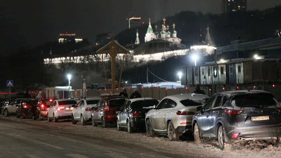 Автомобили желающих искупаться.📷Фото: Роман Яровицын / Коммерсантъ
