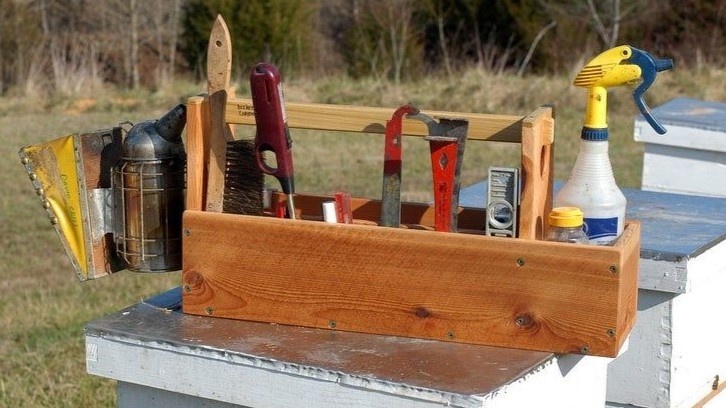 Какой инструмент необходим для пасеки