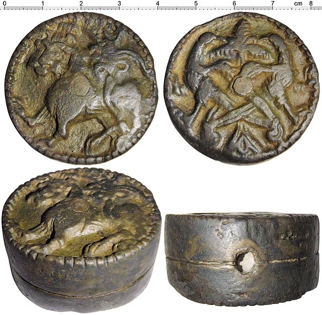 На гербе волжских булгар изображен идущий лев, а на оборотной стороне — две райские птицы (Святой Дух) у мирового древа (герб и печать Сувара). Фото является общественным достоянием.