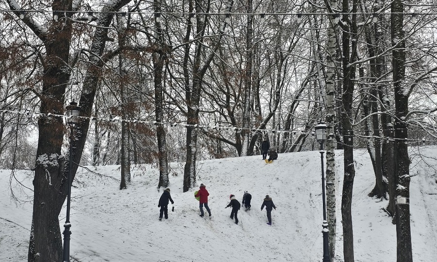 Власти Смоленска предупредили об ответственности за зимнее катание с мемориалов и воинских захоронений